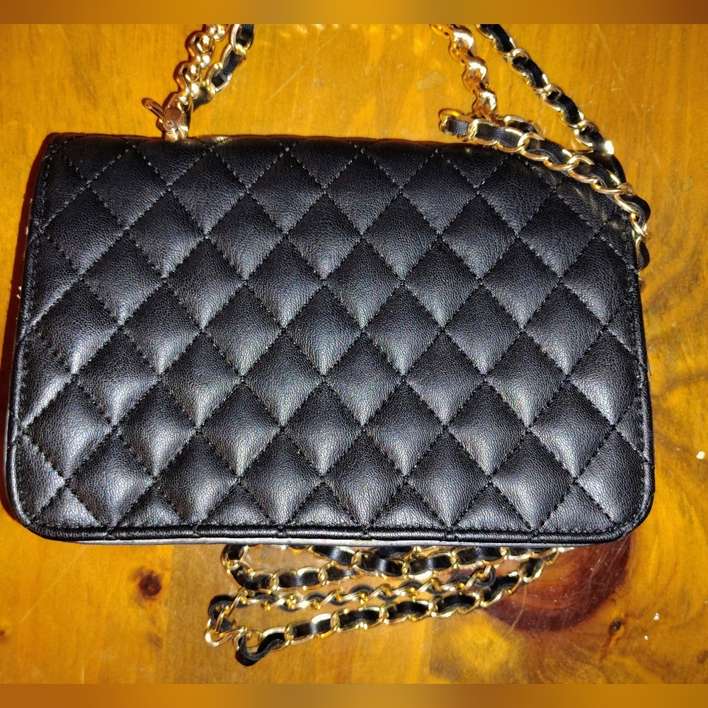 Bebe Black Quilted Chain Bag With Gold Accents - Picture 4 of 6